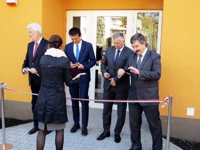 Átadták a felújított felnőtt háziorvosi rendelőt 26